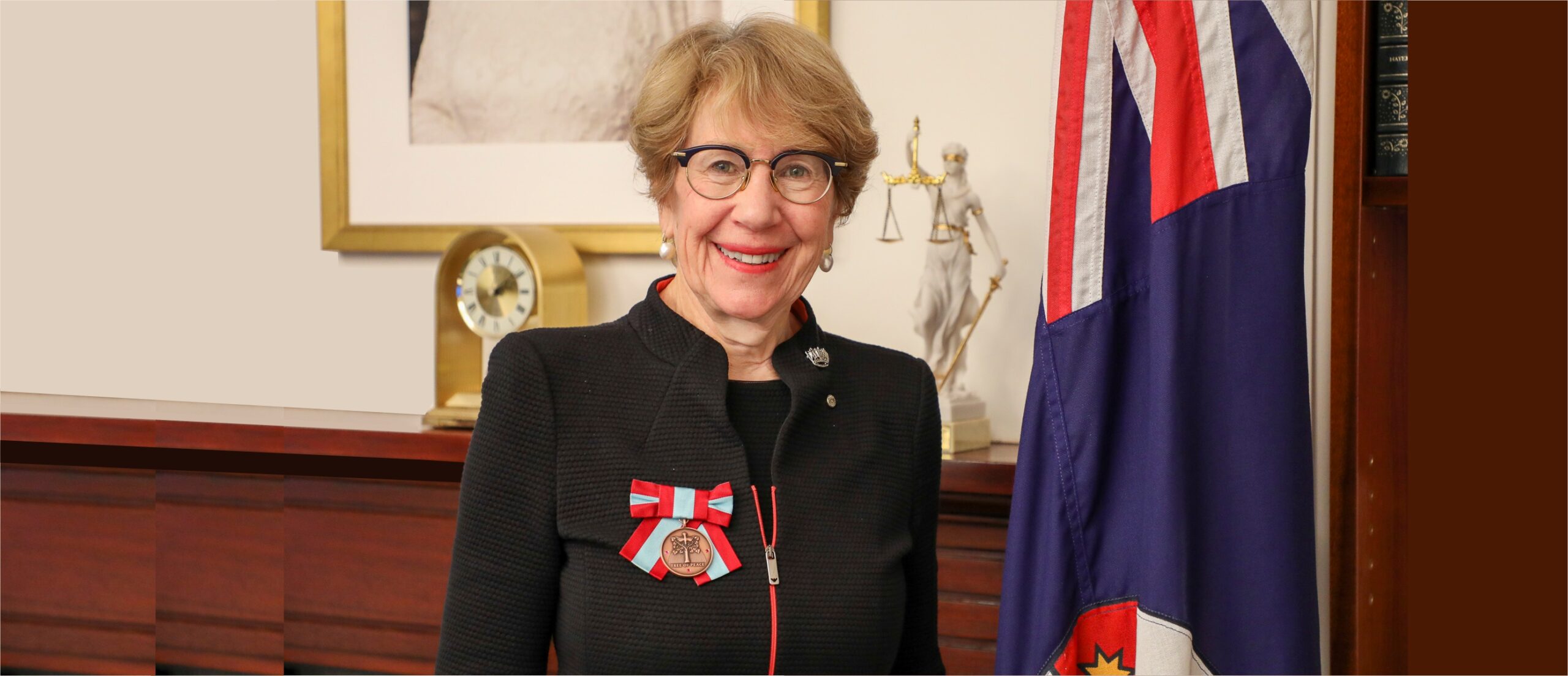 Governor Of New South Wales Wears The Servare Et Manere Medal Tree Of Peace Strom Pokoja 8260